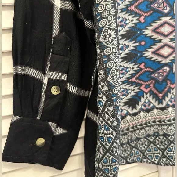 Tolani Collection Plaid Flannel Aztec Back Button Down Size M - Picture 4 of 6